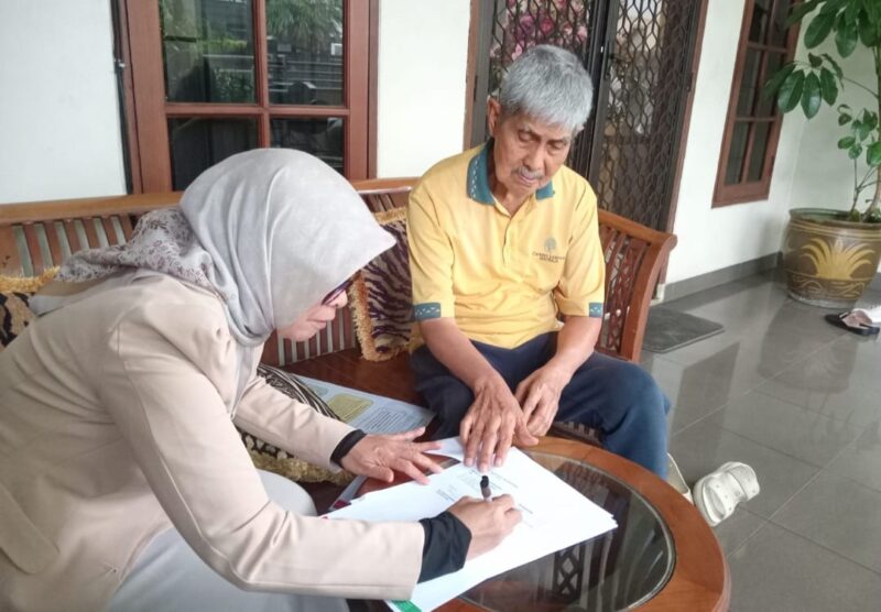 

Keterangan foto: Jenderal TNI (Purn) Yunus Yosfiah saat menandatangani surat