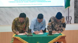 TEKEN MOU- Kepala Kantor Wilayah BPN Provinsi Kepulauan Riau, Nurus Sholichin saat teken MoU bersama Kepala Kejaksaan Tinggi Kepulauan Riau, J. Devy Sudarso dan Kepala Kantor Wilayah Kementerian Agama Provinsi Kepulauan Riau, Dr. H. Zoztafia. (Foto Doc. BPN Kepri).